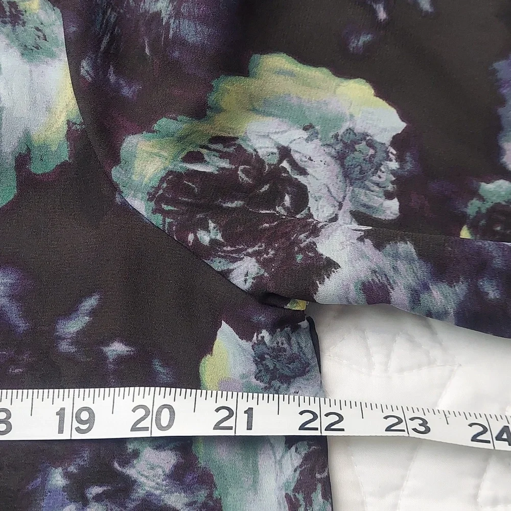 * Simply Vera VeraWang Soft Chiffon Floral Black,  Blue Blouse, Size M, Like New